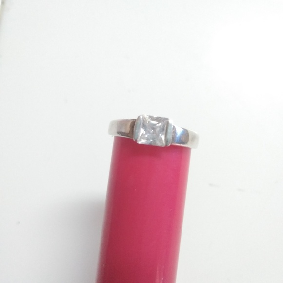 925 Sterling Silver Ring. Cubic Zirconia - Picture 2 of 3